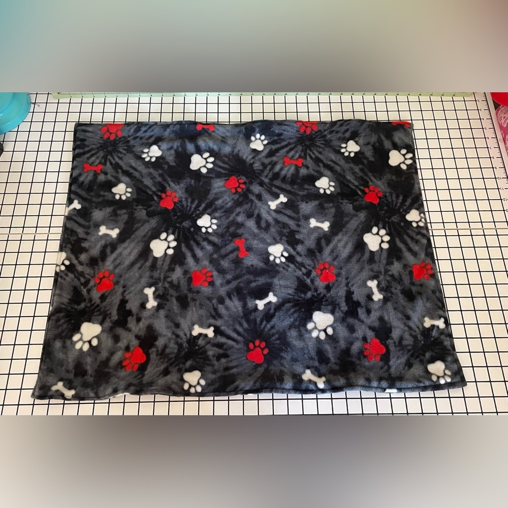 NWT Handmade Fleece Dog Blanket Black/Gray Tie Dye W Red/White Paw Prints/Bones